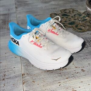 HOKA Arahi 7 size 8